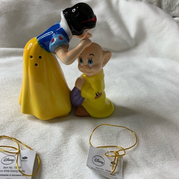 Disney Other - Snow White Kissing Dopey Salt & Pepper Shakers